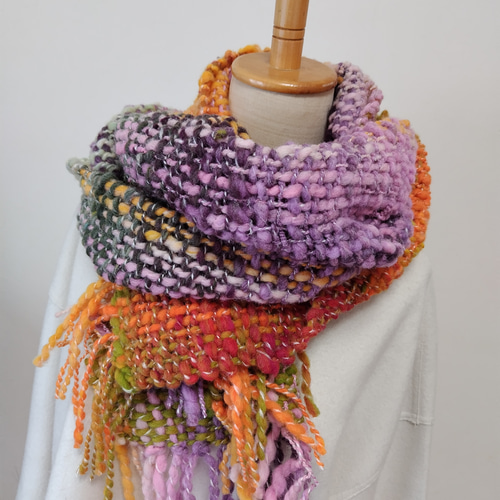 手紡ぎ手織りのマフラー 虹色スパイラルヤーン（野呂英作のクーヘン