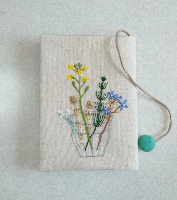 岩波少年文庫刺繍の布のブックカバー（コップに花） 2枚目の画像