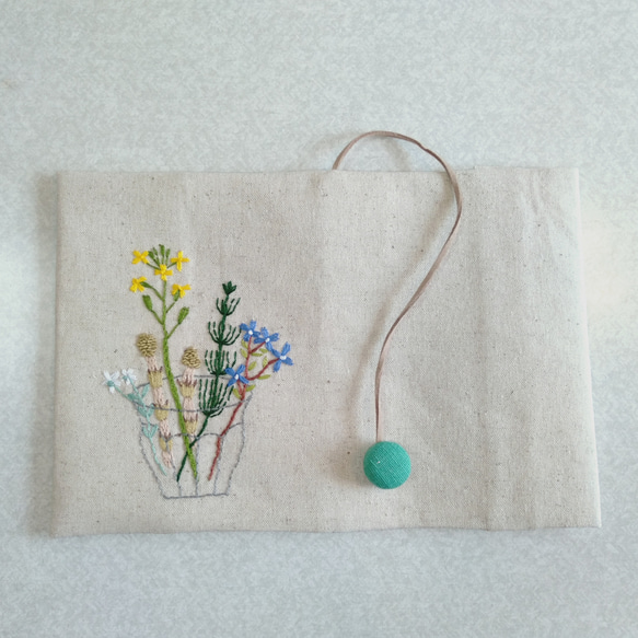 岩波少年文庫刺繍の布のブックカバー（コップに花） 3枚目の画像
