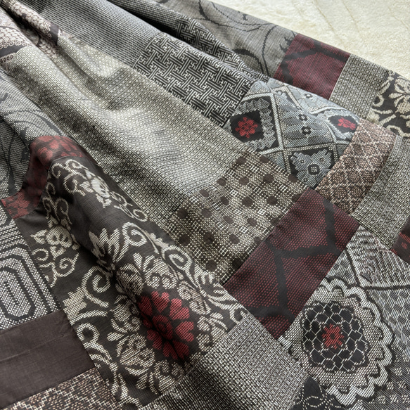 アンティーク大島紬のパッチワークスカート　赤茶　着物リメイク 2枚目の画像