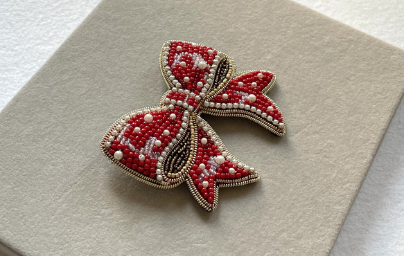 ビーズ刺繍のブローチ　-真っ赤なリボン-ribbon 5枚目の画像