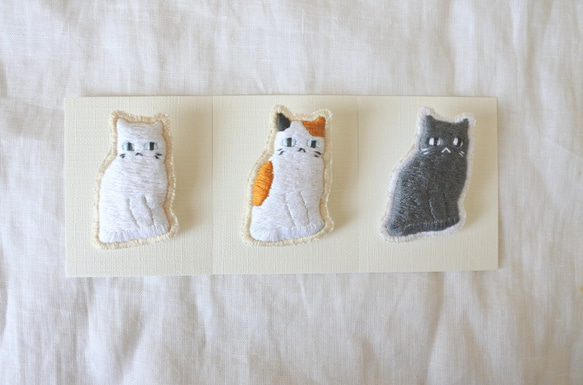 ごはんまちにゃんこ　猫　刺繍　ブローチ　ぐれーにゃん 9枚目の画像