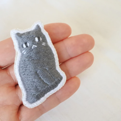 ごはんまちにゃんこ　猫　刺繍　ブローチ　ぐれーにゃん 8枚目の画像