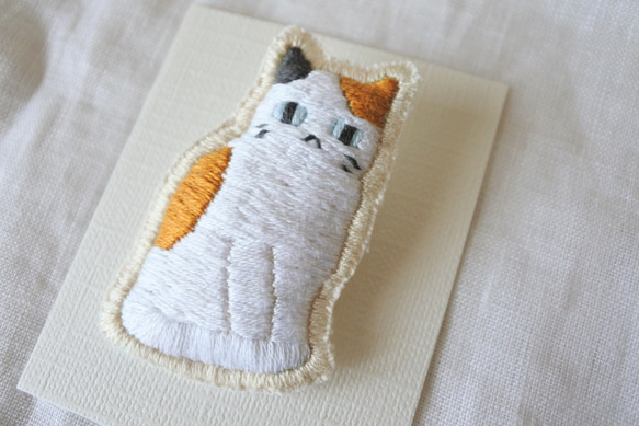 ごはんまちにゃんこ　猫　刺繍　ブローチ　みけにゃん 3枚目の画像