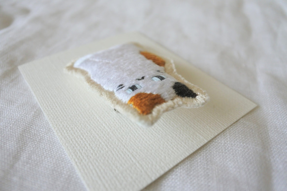 ごはんまちにゃんこ　猫　刺繍　ブローチ　みけにゃん 5枚目の画像