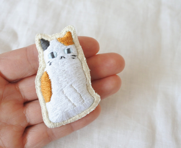 ごはんまちにゃんこ　猫　刺繍　ブローチ　みけにゃん 7枚目の画像