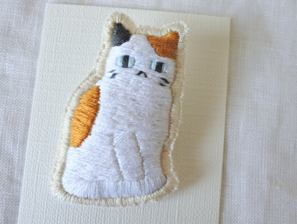 ごはんまちにゃんこ　猫　刺繍　ブローチ　みけにゃん 2枚目の画像