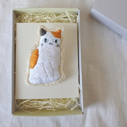 ごはんまちにゃんこ　猫　刺繍　ブローチ　みけにゃん 1枚目の画像