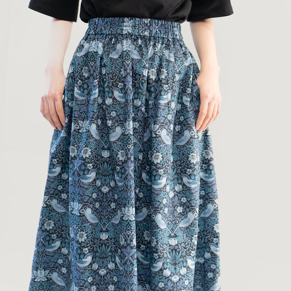 美しい柄を楽しむ 黒 青 綿 ギャザー ロングスカート ●MORRIE-ICBL-SK● 4枚目の画像