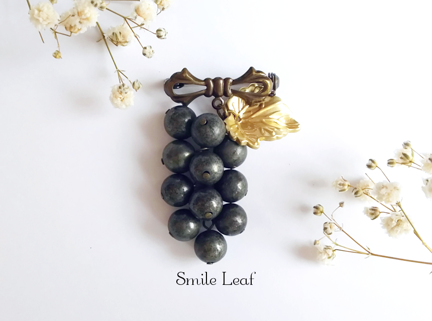 パイライトの葡萄ブローチ