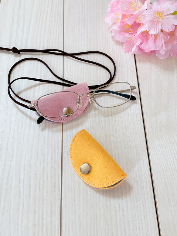 春色　岡山デニム　眼鏡ホルダー 　ネックレス　グラスホルダー　ネックストラップ（桜ピンク、ミモザイエロー） 1枚目の画像