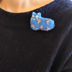 刺繍 猫 ブローチ 花 2枚目の画像