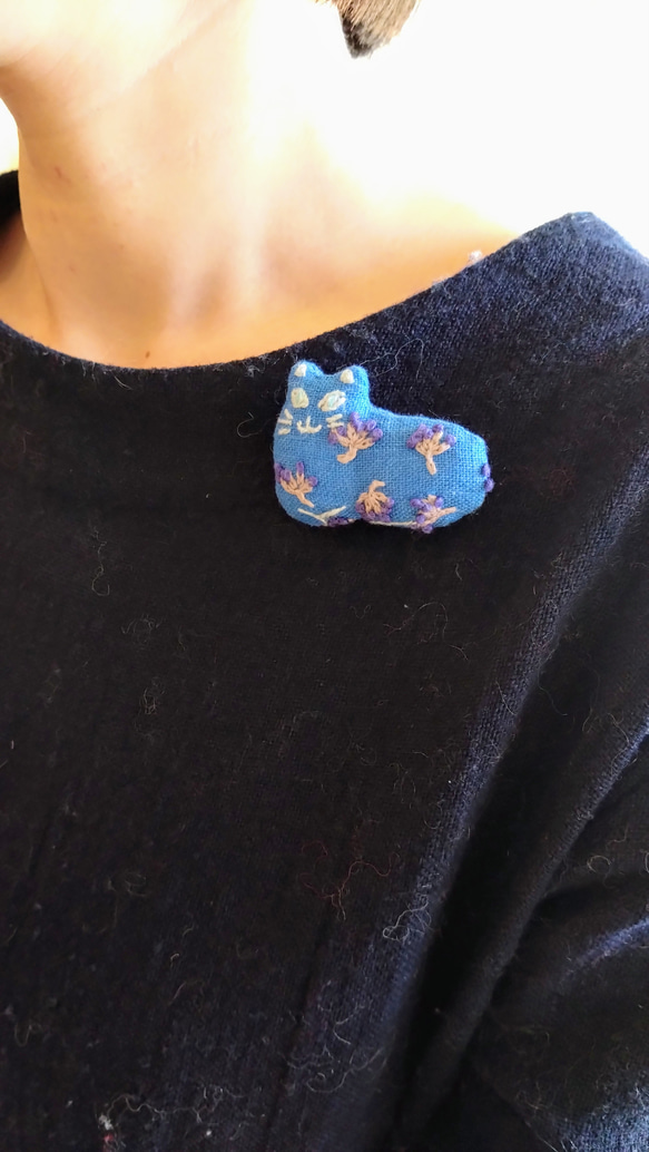 刺繍 猫 ブローチ 花 2枚目の画像