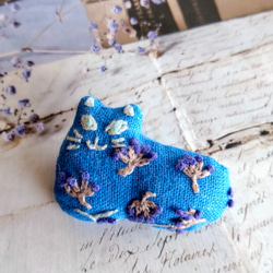 刺繍 猫 ブローチ 花 1枚目の画像