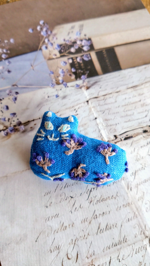 刺繍 猫 ブローチ 花 1枚目の画像