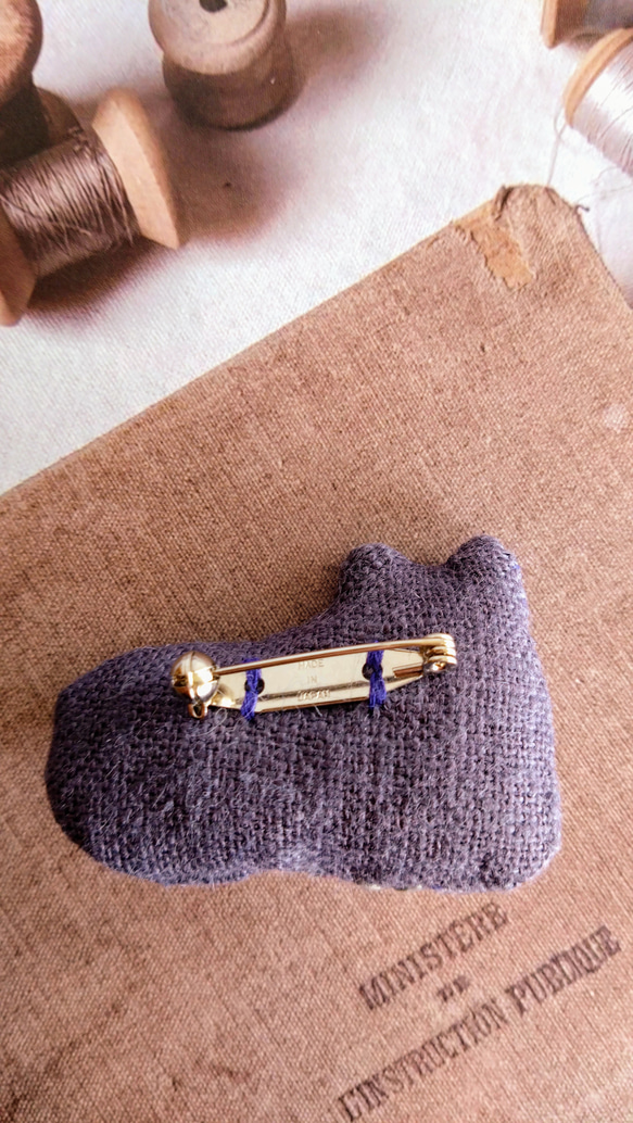 刺繍 猫 ブローチ 花 6枚目の画像