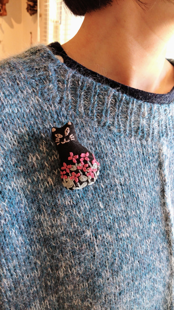 刺繍 猫 ブローチ 花 タテ 3枚目の画像