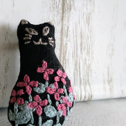 刺繍 猫 ブローチ 花 タテ 2枚目の画像