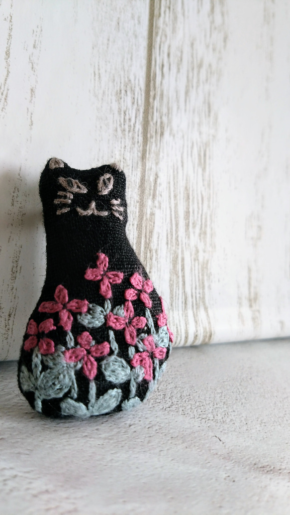 刺繍 猫 ブローチ 花 タテ 2枚目の画像