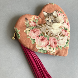 ネコと薔薇のハートポーチ 2枚目の画像
