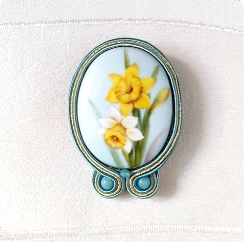 水仙のブローチ　磁器絵付け　ソウタシエ