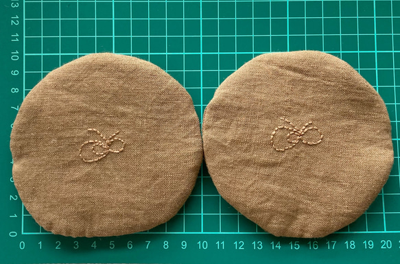 ちょう୨୧りぼん まる コースター 2点セット　リネン 刺し子 刺繍 茶 チョコ クッキー 6枚目の画像