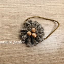 編み花のヘアゴム(茶) 2枚目の画像