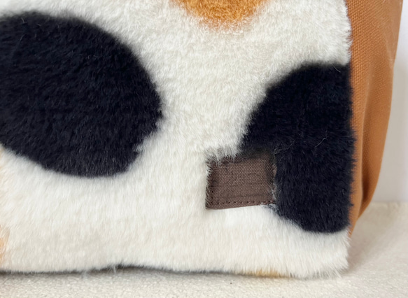 【Mサイズ】三毛猫ボア　バッグ　手提げトートバッグ　akaneko サイドポケット付き　バッグ　A4収納　アニマルボア 8枚目の画像