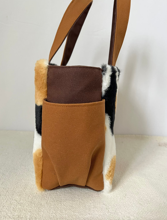 【Mサイズ】三毛猫ボア　バッグ　手提げトートバッグ　akaneko サイドポケット付き　バッグ　A4収納　アニマルボア 4枚目の画像