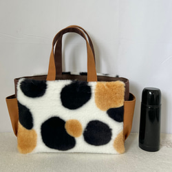 【Mサイズ】三毛猫ボア　バッグ　手提げトートバッグ　akaneko サイドポケット付き　バッグ　A4収納　アニマルボア 3枚目の画像