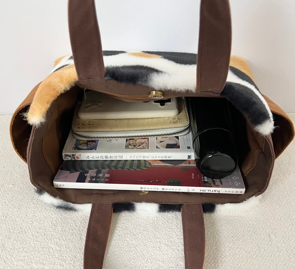 【Mサイズ】三毛猫ボア　バッグ　手提げトートバッグ　akaneko サイドポケット付き　バッグ　A4収納　アニマルボア 9枚目の画像