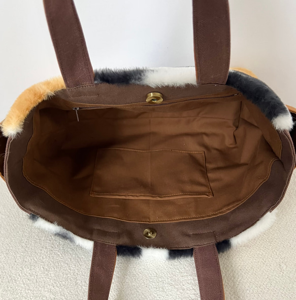 【Mサイズ】三毛猫ボア　バッグ　手提げトートバッグ　akaneko サイドポケット付き　バッグ　A4収納　アニマルボア 7枚目の画像