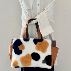 【Mサイズ】三毛猫ボア　バッグ　手提げトートバッグ　akaneko サイドポケット付き　バッグ　A4収納　アニマルボア 2枚目の画像