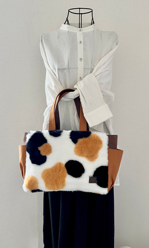 【Mサイズ】三毛猫ボア　バッグ　手提げトートバッグ　akaneko サイドポケット付き　バッグ　A4収納　アニマルボア 2枚目の画像