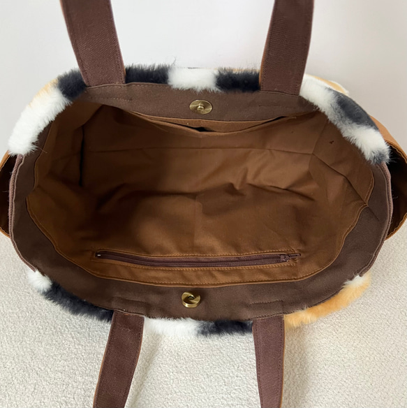 【Mサイズ】三毛猫ボア　バッグ　手提げトートバッグ　akaneko サイドポケット付き　バッグ　A4収納　アニマルボア 6枚目の画像