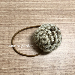 編みボールのヘアゴム(茶) 2枚目の画像