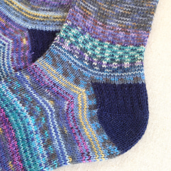【洗濯機可能】コーデのワンポイントに！手編み青い靴下 24㎝程度 (2402-01) 4枚目の画像