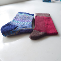 【洗濯機可能】コーデのワンポイントに！手編み青い靴下 24㎝程度 (2402-01) 9枚目の画像