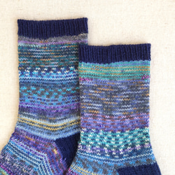 【洗濯機可能】コーデのワンポイントに！手編み青い靴下 24㎝程度 (2402-01) 6枚目の画像