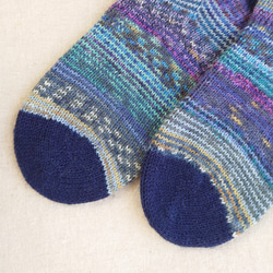 【洗濯機可能】コーデのワンポイントに！手編み青い靴下 24㎝程度 (2402-01) 5枚目の画像