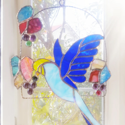 ステンドグラス　青い鳥とぶどうのサンキャッチャー 1枚目の画像