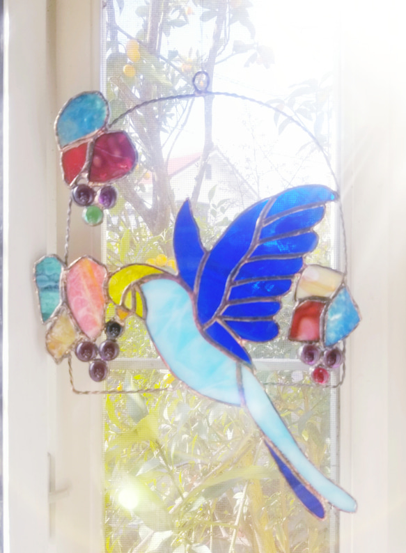 ステンドグラス　青い鳥とぶどうのサンキャッチャー 1枚目の画像