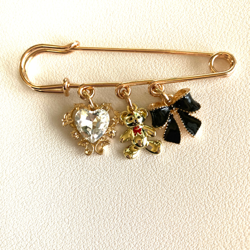 カブトピン ブローチ テディベア ハート リボン ブラック×クリア