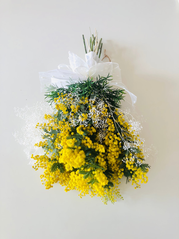 ミモザとかすみ草 白薔薇も可憐なスワッグ アーティフィシャル