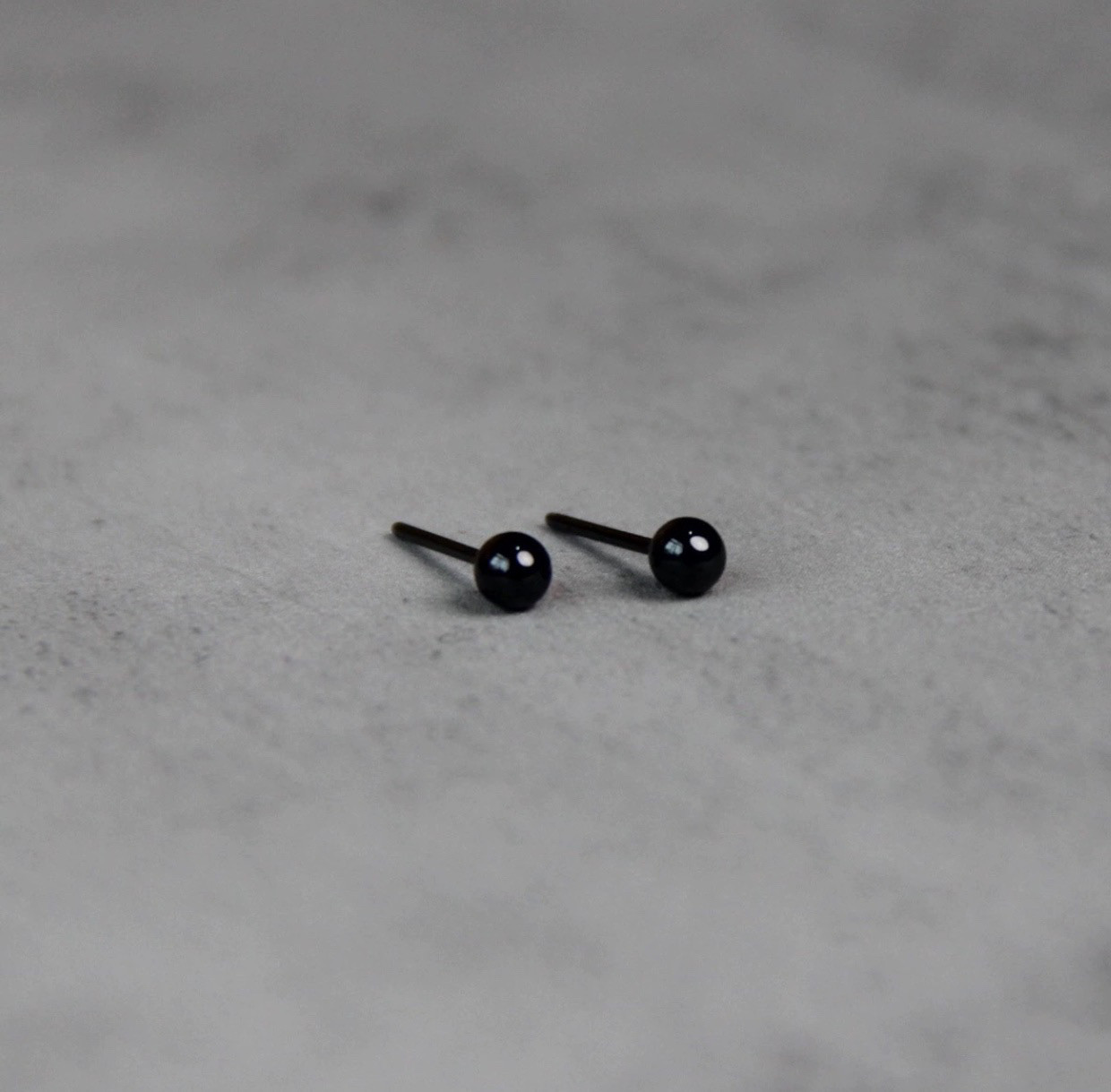 【一粒の涙】陶器　ピアス　シンプル　一粒　ユニセックス