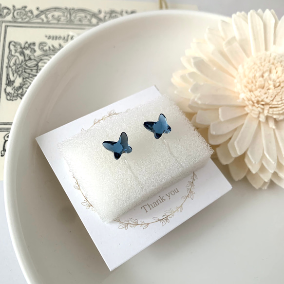 青い胡蝶のプチイヤリング 3枚目の画像