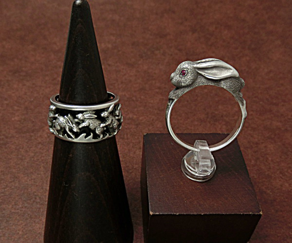 可愛い5匹の黒うさぎリングと天然ルビー入り・黒ウサギリングの 2点セット ◎日本製