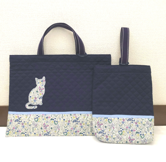 【期間限定お値下げ】ねこの花柄アップリケがかわいい　ネイビーのレッスンバッグ＆シューズバッグ 1枚目の画像