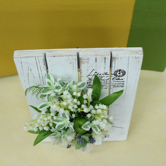 グリーン＆ホワイトの「すずらん花束スタンド」アレンジ・アートフラワー（上質造花） 9枚目の画像