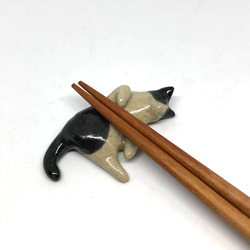 猫の箸置き三態（ハチワレ）　はしおき　ネコ　ハチワレ　陶器　置物 2枚目の画像